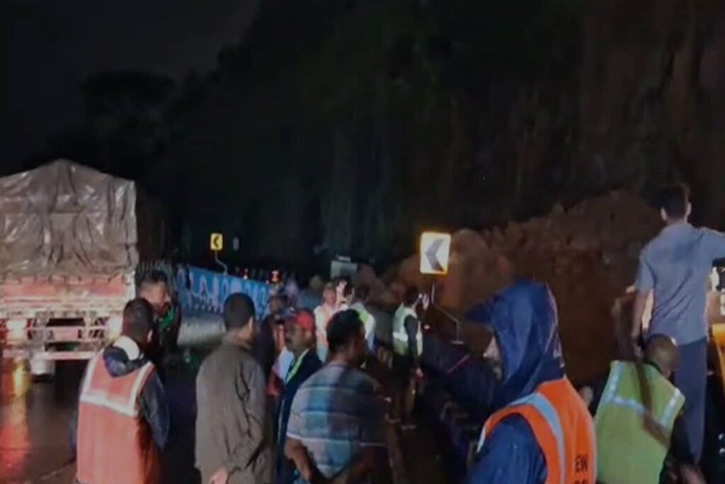 Maha Rains: Landslide Occurs on Mumbai-Pune-Mumbai Expressway; Traffic Halted on All Lanes
