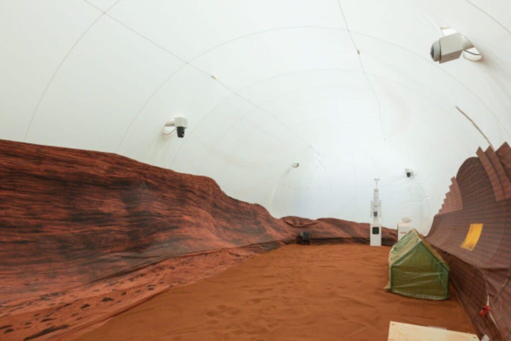Volunteers Get Locked Up For a Year in An Environment Simulating Life on Mars