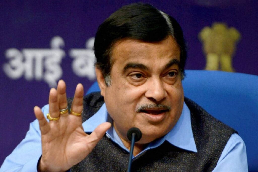 Maha: Gadkari Slams Uddhav Over 'Taint' Jibe at Fadbavis; BJYM Workers Tear His Posters