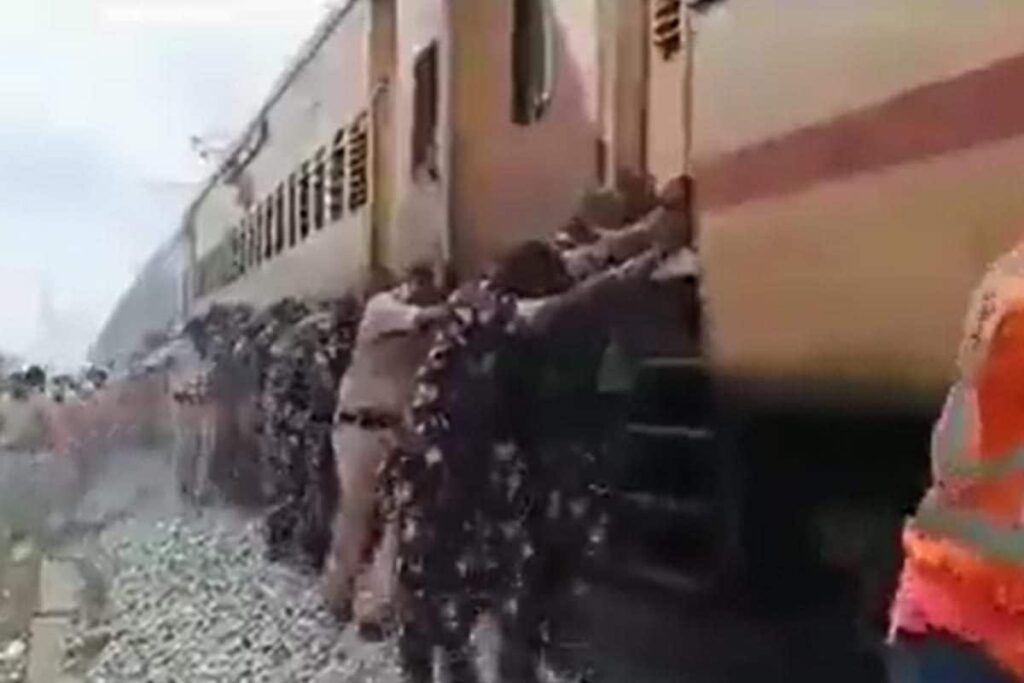 Here's The Truth Behind Video Of Army Jawans And Railway Staff Pushing A Train
