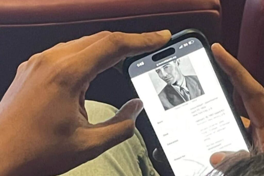 This Man Reading About Oppenheimer During Movie's Interval Has Twitter Going LOL