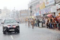 PM Modi Receives Grand Welcome in UP's Gorakhpur As People Queue Up to Greet Him Despite Heavy Rains