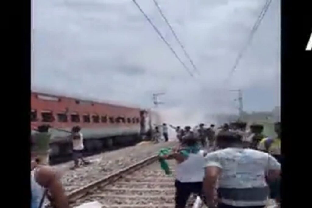 Odisha: Passengers Jump in Panic As Smoke Seen in Coach of Dibrugarh-Kanyakumari Vivek Express | WATCH