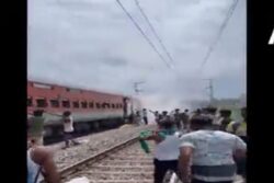 Odisha: Passengers Jump in Panic As Smoke Seen in Coach of Dibrugarh-Kanyakumari Vivek Express | WATCH