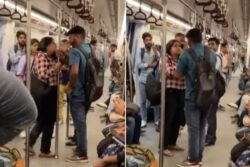 Delhi Metro: Woman Scolds, Slaps Man While Others Watch the 'Show'; Video Goes Viral