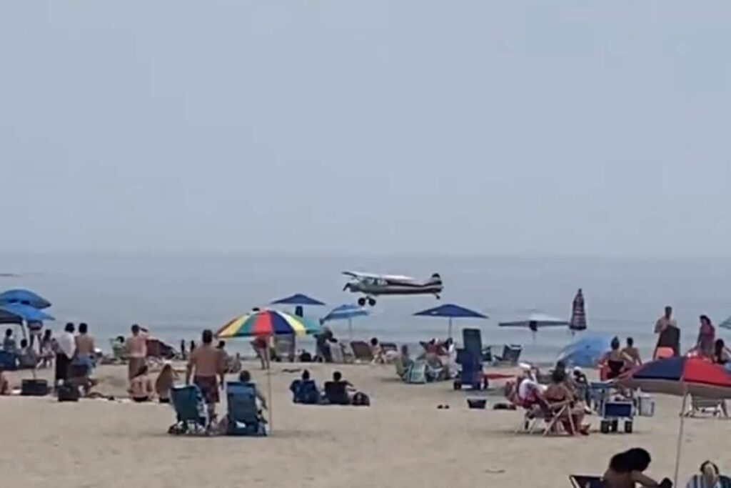 WATCH: US Plane Towing Banner Lands in Ocean off Crowded New Hampshire Beach