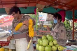 Sunil Grover Roasts Corn At A Roadside Stall; Watch This Hilarious Viral Clip