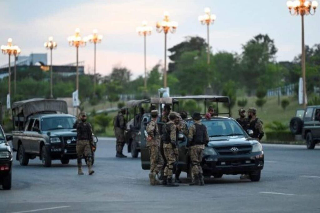 Suicide Bomber Targets Truck Carrying Troops in Northwestern Pakistan, Wounding 8 People