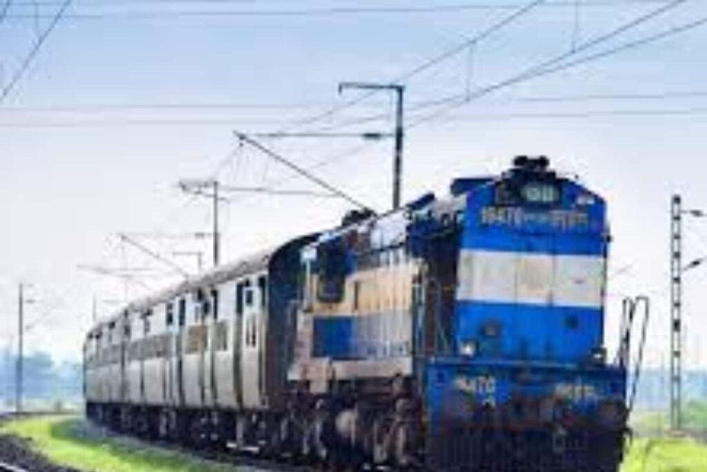 Shocking Video Captures Phone Theft From A Moving Train, Internet Can't Wrap Its Head Around It