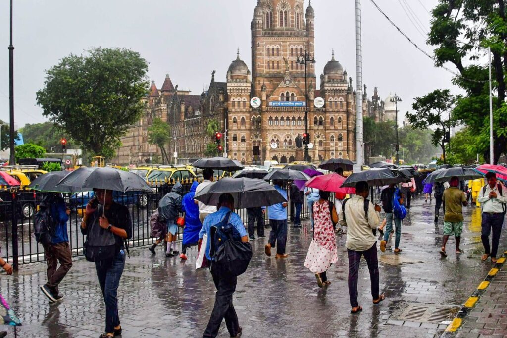 Rains News LIVE Updates: Red Alert in Mumbai, Schools Shut; Heavy Showers Batter T'gana; HP Dists on Orange Alert