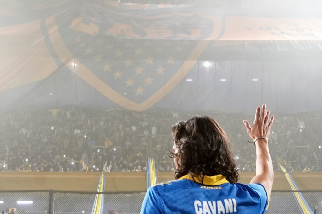 Edison Cavani Welcomed by Tens of Thousands of Boca Juniors Fans | WATCH