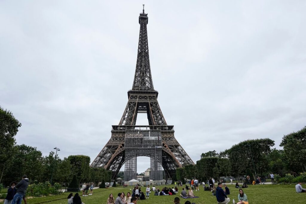 Paris Eiffel Tower Evacuated Due to Bomb Threat, Says French Police