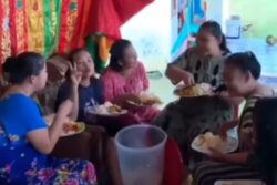 'Ek Vivah Aisa Bhi': Internet Can't Keep Calm After Women Gorge On Wedding Food In Waist-Deep Water