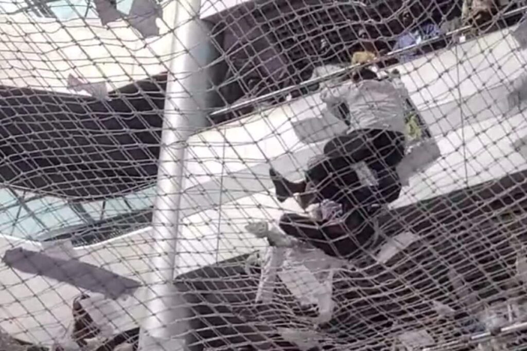 Farmers Storm Mantralaya Building to Protest Against Maharashtra Govt | WATCH Dramatic Visuals