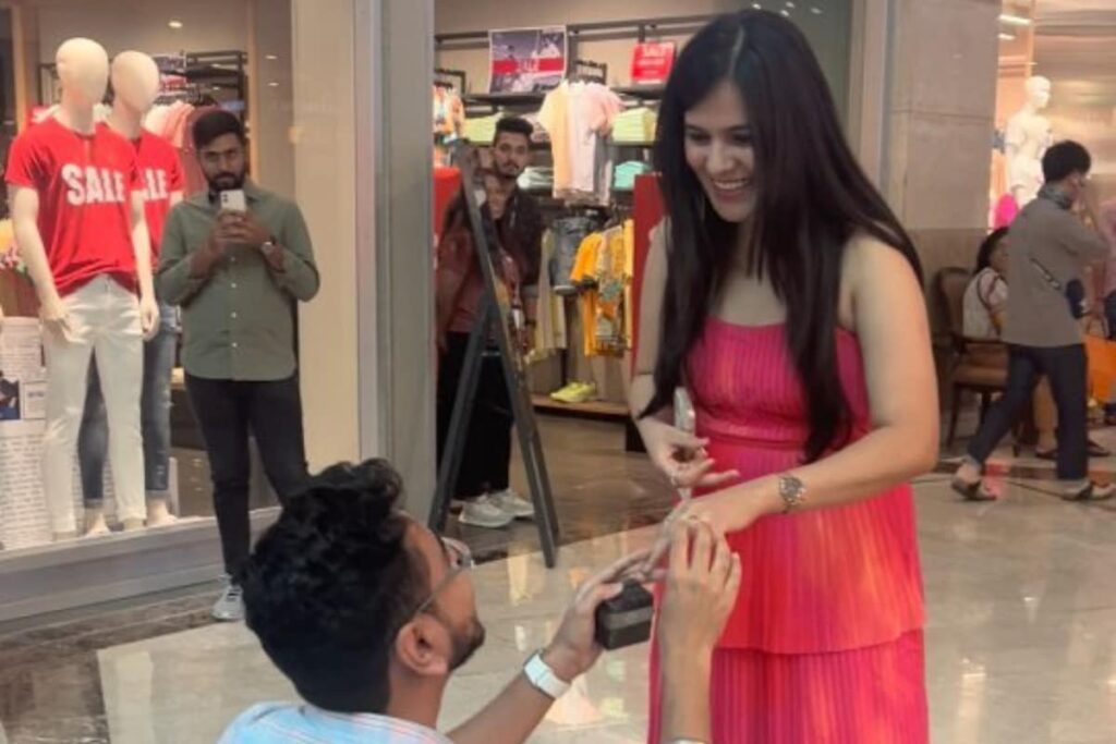 Man’s Proposal To Girlfriend Inside Mall Is The Most Romantic Thing On Internet Today