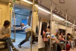Man Performs Bizarre Stunts in Delhi Metro Leaving People Perplexed, Video Goes Viral