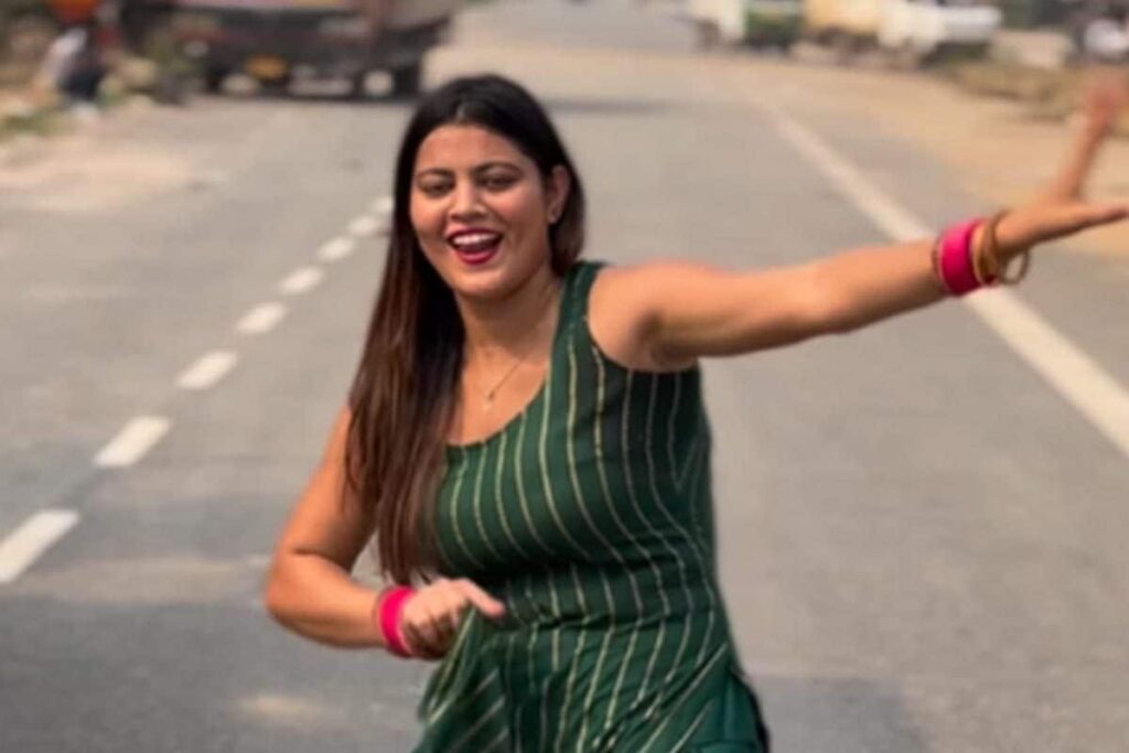 Watch: Woman's Energetic Dance To Haryanvi Song 'Thumke' is All the Rage on Internet
