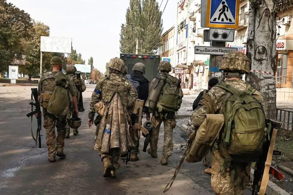 Ukrainian Men Build Evacuation Buggies From Recycled Car Engines To Help Army