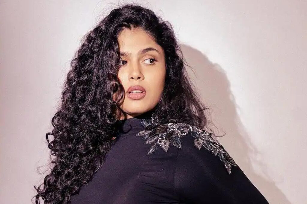 Faria Abdullah Looks Effortlessly Chic In All- Black Ensemble