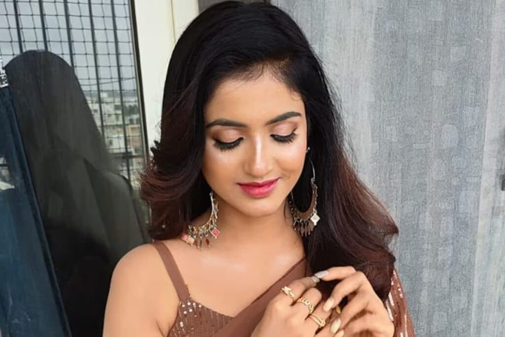 Jhanvi Karthik Slays Traditional Look In Sequinned Metallic Saree