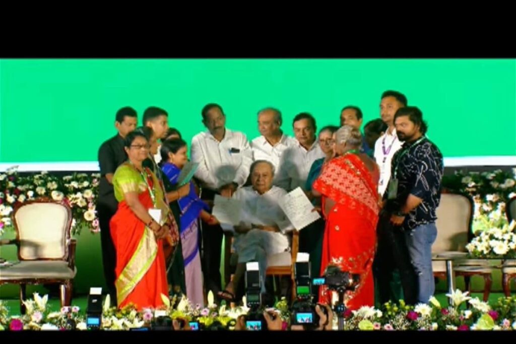 Odisha: CM Distributes Land Record Certificates to Slum Dwellers, Assures Financial Assistance For Construction of Houses