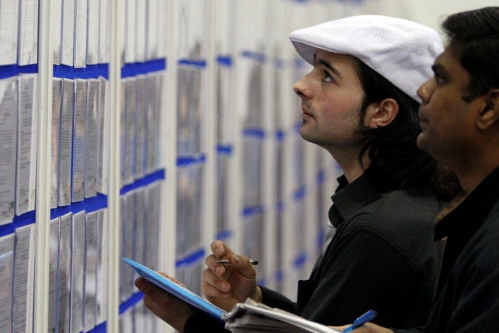 Unemployment in UK Rises to 4.2% amid Cost of Living Crisis, Inflation