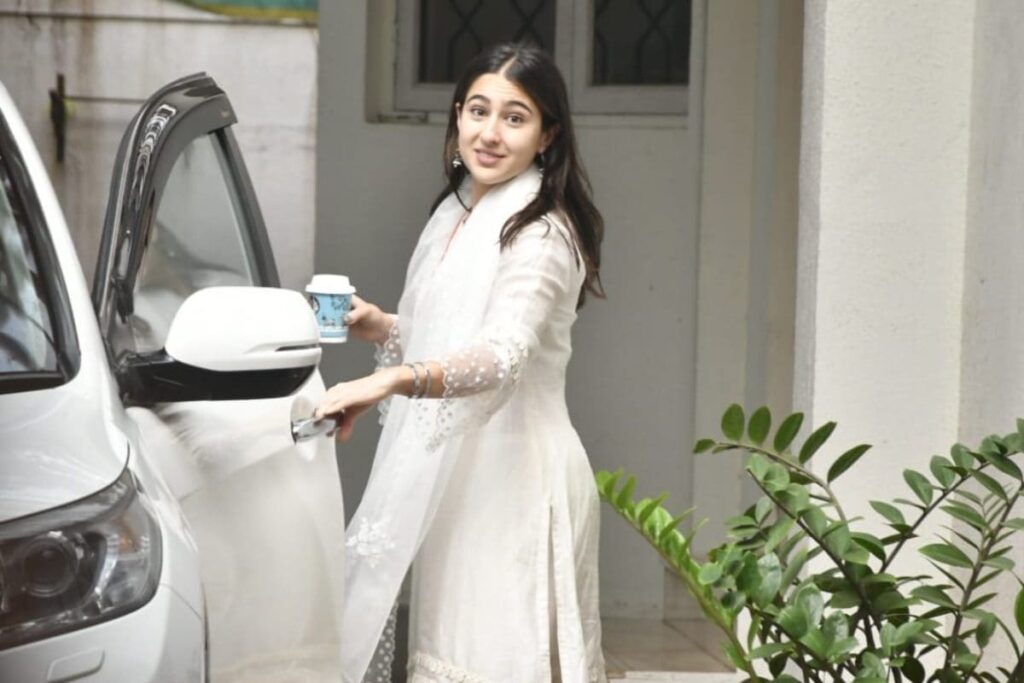 Sara Ali Khan Gets ANGRY After Paparazzi Take Her Videos at a Theatre: 'Abhi Band Karo'