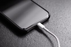 Pregnant Teen Plugs Phone Into Charger After Bath, Dies From Electrocution