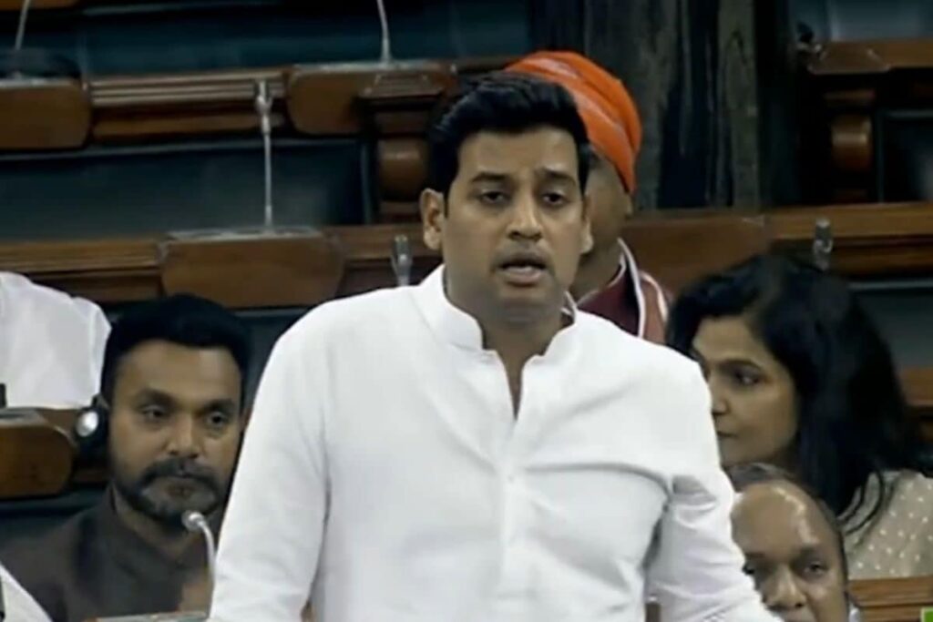 WATCH | Shiv Sena MP Recites Hanuman Chalisa in Lok Sabha, Slams Uddhav Sena Over Alliance With Cong