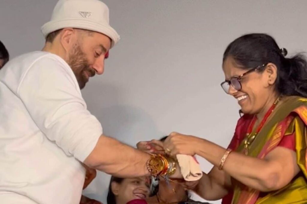 Sunny Deol Celebrates Rakshabandhan With Fans, Video of Gadar 2 Star Goes Viral; Watch