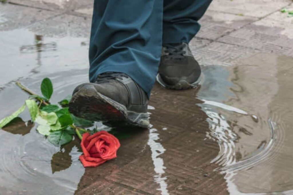 Gurugram Man Brings Flowers For His 'Match' On Blind Date at Huda Metro Station, Gets Looted Instead