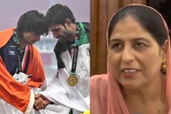 Neeraj Chopra's Mother Gives Fitting Reply to Reporter Asking About Pakistan's Arshad, Watch Video