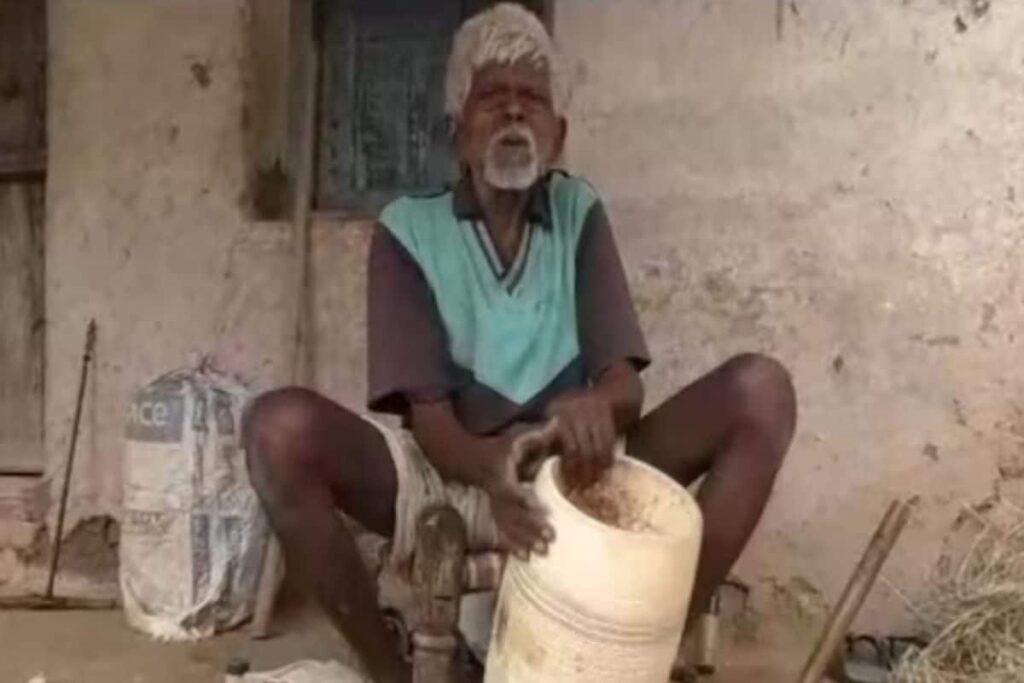 Meet The 80-year-old MP Man, Who Has Been Selling Dholaks For 40 Years To Earn A Living