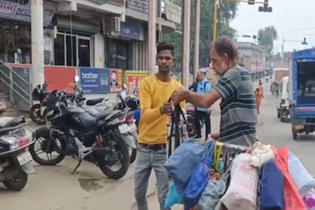 This Madhya Pradesh Man Delivers 150 Tiffin Boxes On Cycle Every Day And All On Time