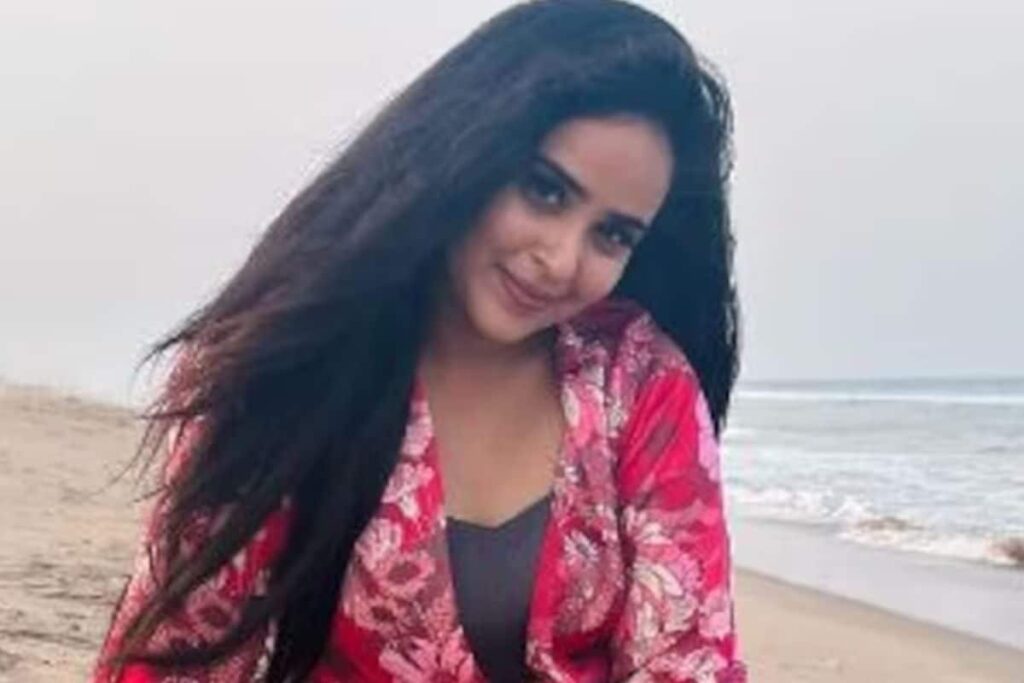 Tamil TV Actress Kanmani Manoharan Looks Stunning In Pink Floral Outfit On The Beach