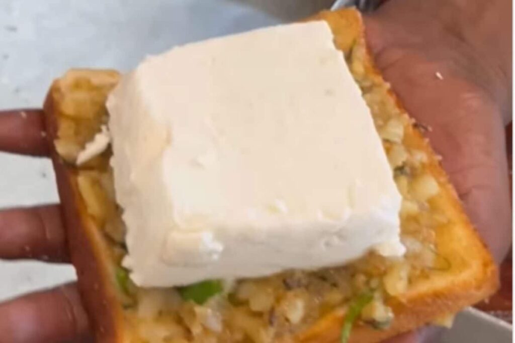 This Paneer-Loaded Bread Pakoda Fails To Triggers Our Food Cravings