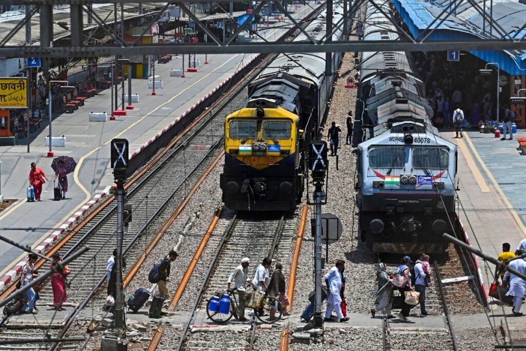 Maharashtra: Two Held for Thefts Onboard Express Trains; Valuables Worth Rs 4.14 Lakh Recovered