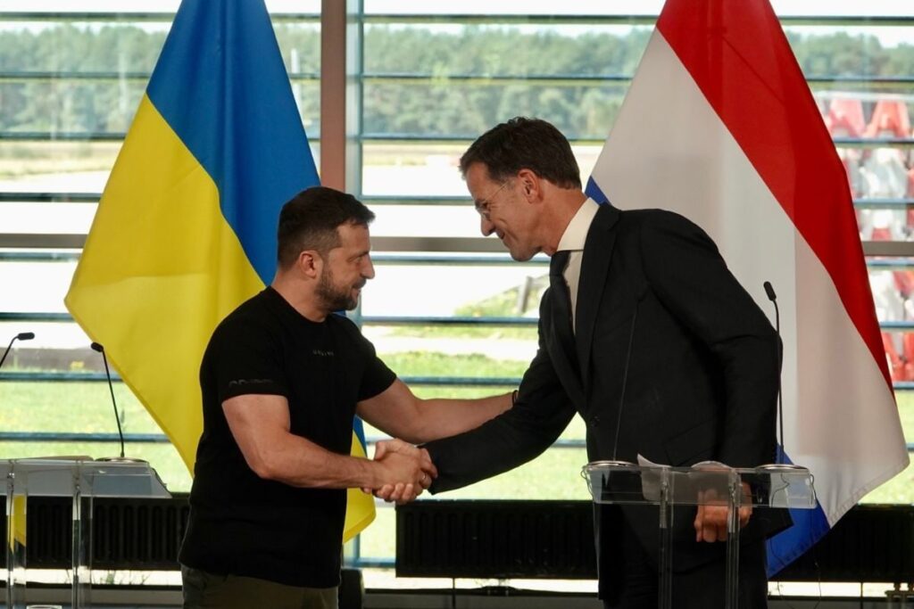 Zelensky Hails 'Historic' Decision to Hand F-16 Fighter Jets to Ukraine