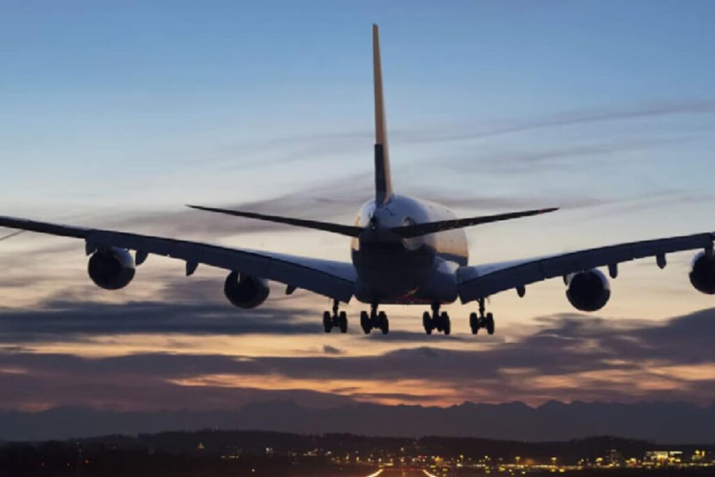 Flight With 270 Passengers Descends 28,000 Feet In 10 Minutes; Know What Happened