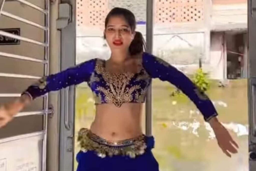 Viral Video Shows Woman Flaunting Her Belly Dancing Skills in Moving Mumbai Local Train, Stuns People