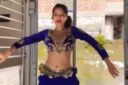 Viral Video Shows Woman Flaunting Her Belly Dancing Skills in Moving Mumbai Local Train, Stuns People