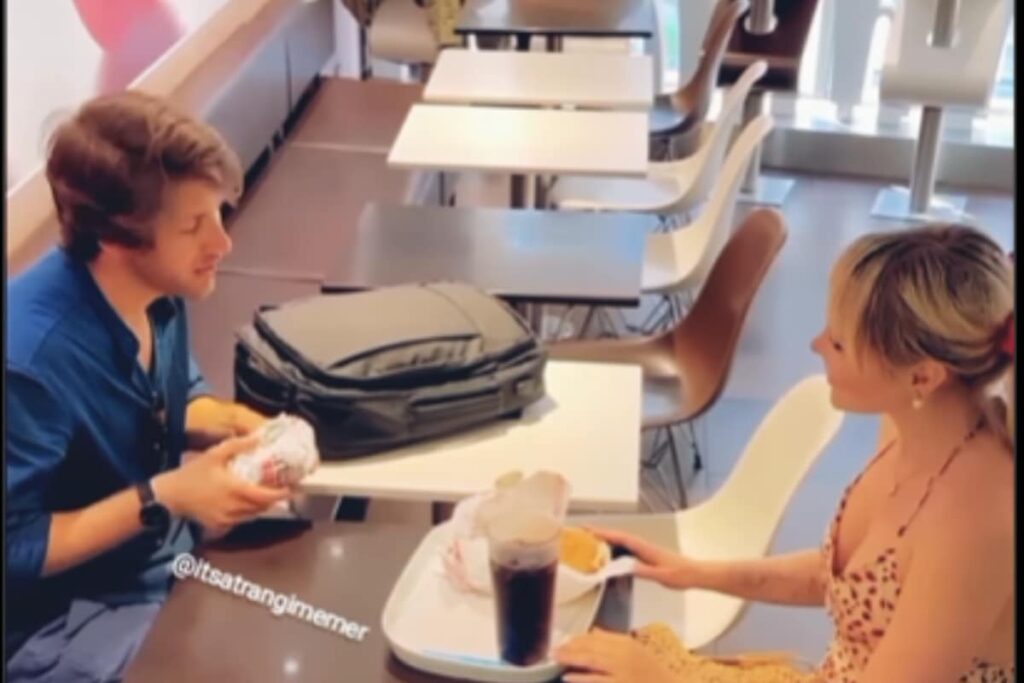 Girl Asks Man Eating Alone To Join Her, Internet Calls Her 'Queen'