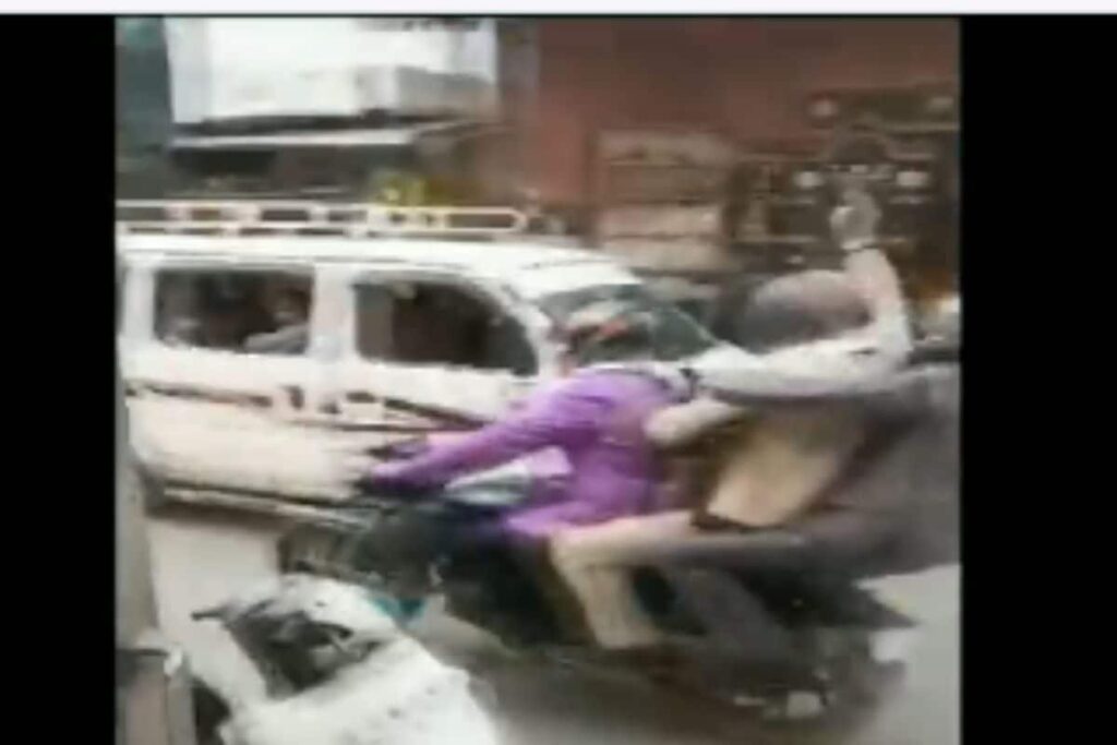 Delhi: Armed Men Loot Jewellery Shop in Broad Daylight, Second Robbery Case This Week | WATCH