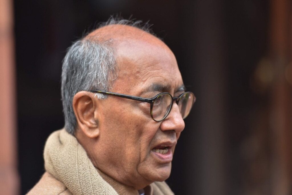 Digvijaya Accuses MP Govt of Diverting Public Funds for BJP's 'election Agenda', CM Chouhan Hits Back