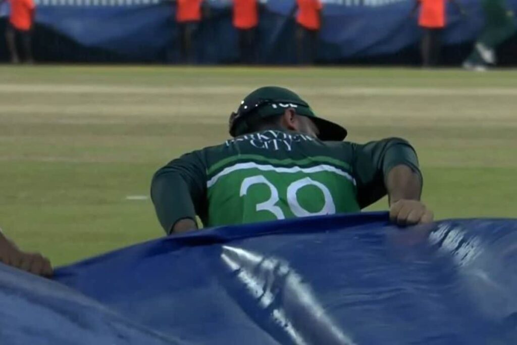 IND vs PAK: Fakhar Zaman Makes Wonderful Gesture As He Helps Groundsmen Cover Up the Field After Rains Halt Play