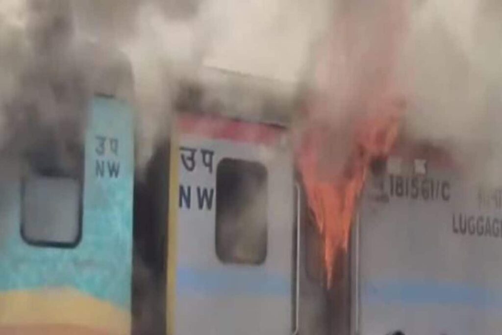 WATCH | Fire Breaks Out in Humsafar Express Near Gujarat's Valsad; Passengers Evacuated Safely