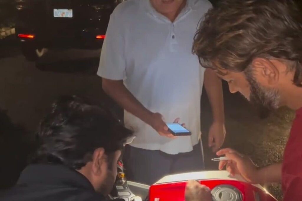 Jabra Fan: MS Dhoni Gives Autograph to Motorhead Fan on Bike's Fuel Tank, Video Viral | WATCH