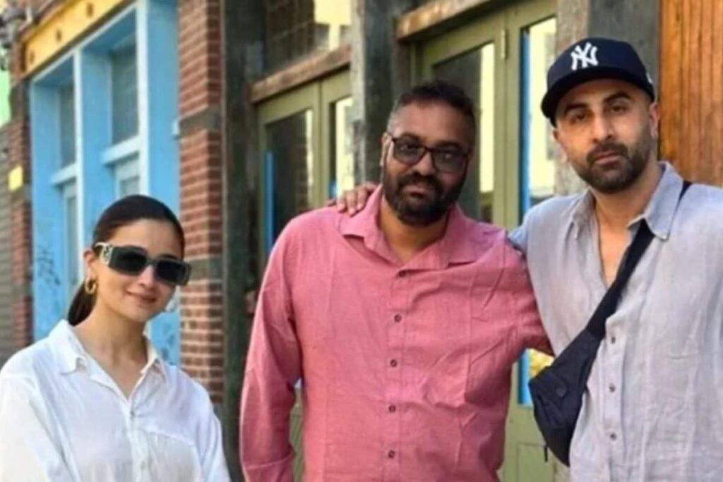Ranbir Kapoor And Alia Bhatt Twin Is Pastel Colours As They Pose With A Fan In New York