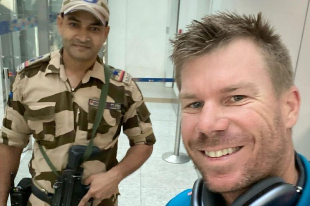 IND vs AUS 2023: David Warner Clicks Selfie With Security Personnel as Australian Squad Touchdown in India