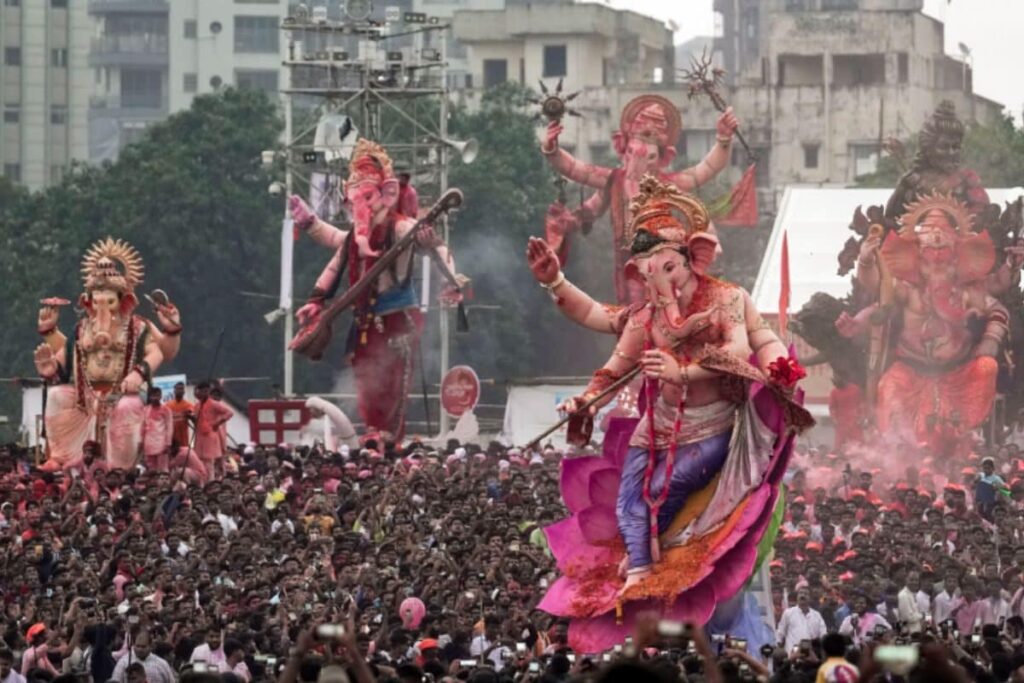 Gulaal, Drums, Dance: Mumbaikars Bid Goodbye to 'Bappa' As Ganesh Chaturthi Festivities End | WATCH